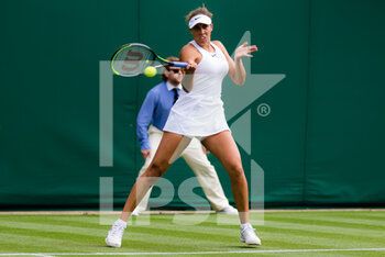 2021-06-28 - Madison Keys of the United States in action against Katie Swan of Great Britain during the first round of The Championships Wimbledon 2021, Grand Slam tennis tournament on June 28, 2021 at All England Lawn Tennis and Croquet Club in London, England - Photo Rob Prange / Spain DPPI / DPPI - WIMBLEDON 2021, GRAND SLAM TENNIS TOURNAMENT - INTERNATIONALS - TENNIS