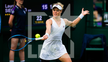 2021-06-28 - Laura Siegemund of Germany in action against Ekaterina Alexandrova of Russia during the first round of The Championships Wimbledon 2021, Grand Slam tennis tournament on June 28, 2021 at All England Lawn Tennis and Croquet Club in London, England - Photo Rob Prange / Spain DPPI / DPPI - WIMBLEDON 2021, GRAND SLAM TENNIS TOURNAMENT - INTERNATIONALS - TENNIS