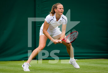 2021-06-28 - Fiona Ferro of France in action against Garbine Muguruza of Spain during the first round of The Championships Wimbledon 2021, Grand Slam tennis tournament on June 28, 2021 at All England Lawn Tennis and Croquet Club in London, England - Photo Rob Prange / Spain DPPI / DPPI - WIMBLEDON 2021, GRAND SLAM TENNIS TOURNAMENT - INTERNATIONALS - TENNIS