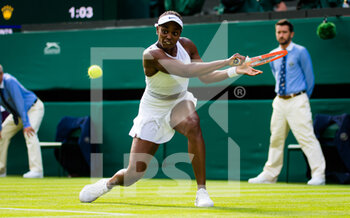 2021-06-28 - Sloane Stephens of the United States in action against Petra Kvitova of the Czech Republic during the first round of The Championships Wimbledon 2021, Grand Slam tennis tournament on June 28, 2021 at All England Lawn Tennis and Croquet Club in London, England - Photo Rob Prange / Spain DPPI / DPPI - WIMBLEDON 2021, GRAND SLAM TENNIS TOURNAMENT - INTERNATIONALS - TENNIS
