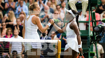 2021-06-28 - Petra Kvitova of the Czech Republic and Sloane Stephens of the United States at the net during the first round of The Championships Wimbledon 2021, Grand Slam tennis tournament on June 28, 2021 at All England Lawn Tennis and Croquet Club in London, England - Photo Rob Prange / Spain DPPI / DPPI - WIMBLEDON 2021, GRAND SLAM TENNIS TOURNAMENT - INTERNATIONALS - TENNIS