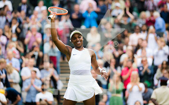 2021-06-28 - Sloane Stephens of the United States celebrates after her win against Petra Kvitova of the Czech Republic during the first round of The Championships Wimbledon 2021, Grand Slam tennis tournament on June 28, 2021 at All England Lawn Tennis and Croquet Club in London, England - Photo Rob Prange / Spain DPPI / DPPI - WIMBLEDON 2021, GRAND SLAM TENNIS TOURNAMENT - INTERNATIONALS - TENNIS