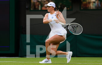 2021-06-28 - Iga Swiatek of Poland in action against Su-Wei Hsieh of Chinese Taipeh during the first round of The Championships Wimbledon 2021, Grand Slam tennis tournament on June 28, 2021 at All England Lawn Tennis and Croquet Club in London, England - Photo Rob Prange / Spain DPPI / DPPI - WIMBLEDON 2021, GRAND SLAM TENNIS TOURNAMENT - INTERNATIONALS - TENNIS