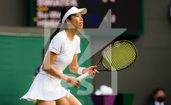 2021-06-28 - Su-Wei Hsieh of Chinese Taipeh in action against Iga Swiatek of Poland during the first round of The Championships Wimbledon 2021, Grand Slam tennis tournament on June 28, 2021 at All England Lawn Tennis and Croquet Club in London, England - Photo Rob Prange / Spain DPPI / DPPI - WIMBLEDON 2021, GRAND SLAM TENNIS TOURNAMENT - INTERNATIONALS - TENNIS