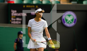 2021-06-28 - Su-Wei Hsieh of Chinese Taipeh in action against Iga Swiatek of Poland during the first round of The Championships Wimbledon 2021, Grand Slam tennis tournament on June 28, 2021 at All England Lawn Tennis and Croquet Club in London, England - Photo Rob Prange / Spain DPPI / DPPI - WIMBLEDON 2021, GRAND SLAM TENNIS TOURNAMENT - INTERNATIONALS - TENNIS