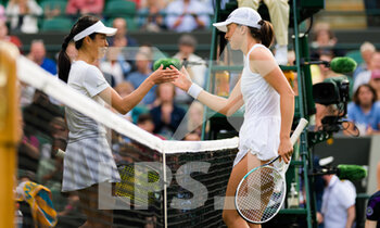 2021-06-28 - Su-Wei Hsieh of Chinese Taipeh and Iga Swiatek of Poland at the net during the first round of The Championships Wimbledon 2021, Grand Slam tennis tournament on June 28, 2021 at All England Lawn Tennis and Croquet Club in London, England - Photo Rob Prange / Spain DPPI / DPPI - WIMBLEDON 2021, GRAND SLAM TENNIS TOURNAMENT - INTERNATIONALS - TENNIS