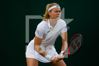 2021-06-28 - Marie Bouzkova of the Czech Republic in action against Vera Zvonareva of Russia during the first round of The Championships Wimbledon 2021, Grand Slam tennis tournament on June 28, 2021 at All England Lawn Tennis and Croquet Club in London, England - Photo Rob Prange / Spain DPPI / DPPI - WIMBLEDON 2021, GRAND SLAM TENNIS TOURNAMENT - INTERNATIONALS - TENNIS