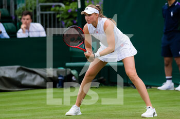2021-06-28 - Elena Rybakina of Kazakhstan in action against Kristina Mladenovic of France during the first round of The Championships Wimbledon 2021, Grand Slam tennis tournament on June 28, 2021 at All England Lawn Tennis and Croquet Club in London, England - Photo Rob Prange / Spain DPPI / DPPI - WIMBLEDON 2021, GRAND SLAM TENNIS TOURNAMENT - INTERNATIONALS - TENNIS