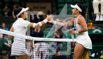 2021-06-28 - Kristie Ahn of the United States and Heather Watson of Great Britain at the net during the first round of The Championships Wimbledon 2021, Grand Slam tennis tournament on June 28, 2021 at All England Lawn Tennis and Croquet Club in London, England - Photo Rob Prange / Spain DPPI / DPPI - WIMBLEDON 2021, GRAND SLAM TENNIS TOURNAMENT - INTERNATIONALS - TENNIS