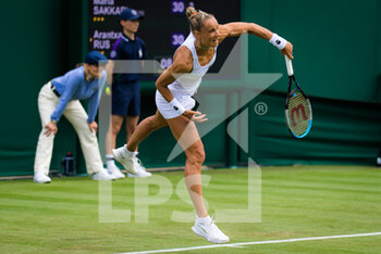2021-06-28 - Arantxa Rus of the Netherlands in action against Maria Sakkari of Greece during the first round of The Championships Wimbledon 2021, Grand Slam tennis tournament on June 29, 2021 at All England Lawn Tennis and Croquet Club in London, England - Photo Rob Prange / Spain DPPI / DPPI - WIMBLEDON 2021, GRAND SLAM TENNIS TOURNAMENT - INTERNATIONALS - TENNIS