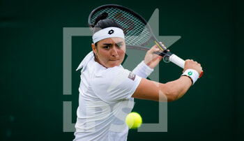 2021-06-28 - Ons Jabeur of Tunisia in action against Rebecca Peterson of Sweden during the first round of The Championships Wimbledon 2021, Grand Slam tennis tournament on June 29, 2021 at All England Lawn Tennis and Croquet Club in London, England - Photo Rob Prange / Spain DPPI / DPPI - WIMBLEDON 2021, GRAND SLAM TENNIS TOURNAMENT - INTERNATIONALS - TENNIS
