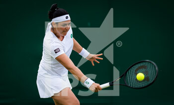 2021-06-28 - Ons Jabeur of Tunisia in action against Rebecca Peterson of Sweden during the first round of The Championships Wimbledon 2021, Grand Slam tennis tournament on June 29, 2021 at All England Lawn Tennis and Croquet Club in London, England - Photo Rob Prange / Spain DPPI / DPPI - WIMBLEDON 2021, GRAND SLAM TENNIS TOURNAMENT - INTERNATIONALS - TENNIS