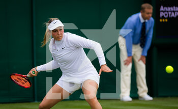 2021-06-28 - Donna Vekic of Croatia in action against Anastasia Potapova of Russia during the first round of The Championships Wimbledon 2021, Grand Slam tennis tournament on June 29, 2021 at All England Lawn Tennis and Croquet Club in London, England - Photo Rob Prange / Spain DPPI / DPPI - WIMBLEDON 2021, GRAND SLAM TENNIS TOURNAMENT - INTERNATIONALS - TENNIS