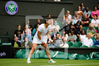 2021-06-28 - Carla Suarez Navarro of Spain in action against Ashleigh Barty of Australia during the first round of The Championships Wimbledon 2021, Grand Slam tennis tournament on June 29, 2021 at All England Lawn Tennis and Croquet Club in London, England - Photo Rob Prange / Spain DPPI / DPPI - WIMBLEDON 2021, GRAND SLAM TENNIS TOURNAMENT - INTERNATIONALS - TENNIS