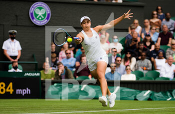 2021-06-28 - Ashleigh Barty of Australia in action against Carla Suarez Navarro of Spain during the first round of The Championships Wimbledon 2021, Grand Slam tennis tournament on June 29, 2021 at All England Lawn Tennis and Croquet Club in London, England - Photo Rob Prange / Spain DPPI / DPPI - WIMBLEDON 2021, GRAND SLAM TENNIS TOURNAMENT - INTERNATIONALS - TENNIS