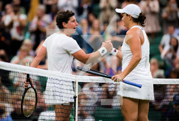 2021-06-28 - Carla Suarez Navarro of Spain and Ashleigh Barty of Australia at the net during the first round of The Championships Wimbledon 2021, Grand Slam tennis tournament on June 29, 2021 at All England Lawn Tennis and Croquet Club in London, England - Photo Rob Prange / Spain DPPI / DPPI - WIMBLEDON 2021, GRAND SLAM TENNIS TOURNAMENT - INTERNATIONALS - TENNIS
