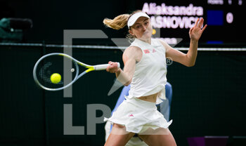 2021-06-28 - Aliaksandra Sasnovich of Belarus in action against Serena Williams of the United States during the first round of The Championships Wimbledon 2021, Grand Slam tennis tournament on June 29, 2021 at All England Lawn Tennis and Croquet Club in London, England - Photo Rob Prange / Spain DPPI / DPPI - WIMBLEDON 2021, GRAND SLAM TENNIS TOURNAMENT - INTERNATIONALS - TENNIS