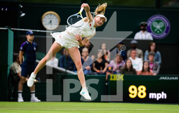 2021-06-28 - Aliaksandra Sasnovich of Belarus in action against Serena Williams of the United States during the first round of The Championships Wimbledon 2021, Grand Slam tennis tournament on June 29, 2021 at All England Lawn Tennis and Croquet Club in London, England - Photo Rob Prange / Spain DPPI / DPPI - WIMBLEDON 2021, GRAND SLAM TENNIS TOURNAMENT - INTERNATIONALS - TENNIS