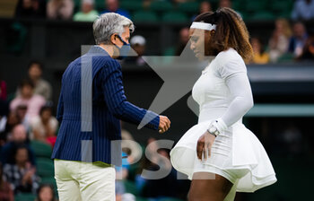 2021-06-28 - Serena Williams of the United States is forced to retire with injury from the first round of The Championships Wimbledon 2021, Grand Slam tennis tournament on June 29, 2021 at All England Lawn Tennis and Croquet Club in London, England - Photo Rob Prange / Spain DPPI / DPPI - WIMBLEDON 2021, GRAND SLAM TENNIS TOURNAMENT - INTERNATIONALS - TENNIS