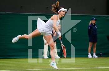 2021-06-30 - Alize Cornet of France in action against Bianca Andreescu of Canada during the first round of The Championships Wimbledon 2021, Grand Slam tennis tournament on June 30, 2021 at All England Lawn Tennis and Croquet Club in London, England - Photo Rob Prange / Spain DPPI / DPPI - WIMBLEDON 2021, GRAND SLAM TENNIS TOURNAMENT - INTERNATIONALS - TENNIS