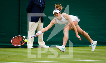 2021-06-30 - Alize Cornet of France in action against Bianca Andreescu of Canada during the first round of The Championships Wimbledon 2021, Grand Slam tennis tournament on June 30, 2021 at All England Lawn Tennis and Croquet Club in London, England - Photo Rob Prange / Spain DPPI / DPPI - WIMBLEDON 2021, GRAND SLAM TENNIS TOURNAMENT - INTERNATIONALS - TENNIS