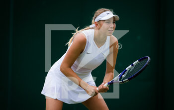 2021-06-30 - Amanda Anisimova of the United States in action against Magda Linette of Poland during the first round of The Championships Wimbledon 2021, Grand Slam tennis tournament on June 30, 2021 at All England Lawn Tennis and Croquet Club in London, England - Photo Rob Prange / Spain DPPI / DPPI - WIMBLEDON 2021, GRAND SLAM TENNIS TOURNAMENT - INTERNATIONALS - TENNIS