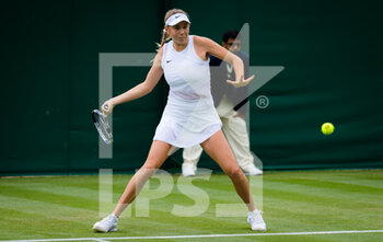 2021-06-30 - Amanda Anisimova of the United States in action against Magda Linette of Poland during the first round of The Championships Wimbledon 2021, Grand Slam tennis tournament on June 30, 2021 at All England Lawn Tennis and Croquet Club in London, England - Photo Rob Prange / Spain DPPI / DPPI - WIMBLEDON 2021, GRAND SLAM TENNIS TOURNAMENT - INTERNATIONALS - TENNIS