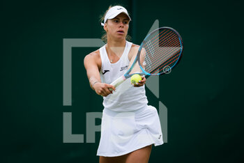2021-06-30 - Magda Linette of Poland in action against Amanda Anisimova of the United States during the first round of The Championships Wimbledon 2021, Grand Slam tennis tournament on June 30, 2021 at All England Lawn Tennis and Croquet Club in London, England - Photo Rob Prange / Spain DPPI / DPPI - WIMBLEDON 2021, GRAND SLAM TENNIS TOURNAMENT - INTERNATIONALS - TENNIS