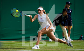 2021-06-30 - Kaja Juvan of Slovenia in action against Belinda Bencic of Switzerland during the first round of The Championships Wimbledon 2021, Grand Slam tennis tournament on June 30, 2021 at All England Lawn Tennis and Croquet Club in London, England - Photo Rob Prange / Spain DPPI / DPPI - WIMBLEDON 2021, GRAND SLAM TENNIS TOURNAMENT - INTERNATIONALS - TENNIS