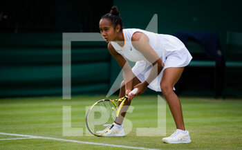 2021-06-30 - Leylah Fernandez of Canada in action against Jelena Ostapenko of Latvia during the first round of The Championships Wimbledon 2021, Grand Slam tennis tournament on June 30, 2021 at All England Lawn Tennis and Croquet Club in London, England - Photo Rob Prange / Spain DPPI / DPPI - WIMBLEDON 2021, GRAND SLAM TENNIS TOURNAMENT - INTERNATIONALS - TENNIS