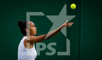 2021-06-30 - Leylah Fernandez of Canada in action against Jelena Ostapenko of Latvia during the first round of The Championships Wimbledon 2021, Grand Slam tennis tournament on June 30, 2021 at All England Lawn Tennis and Croquet Club in London, England - Photo Rob Prange / Spain DPPI / DPPI - WIMBLEDON 2021, GRAND SLAM TENNIS TOURNAMENT - INTERNATIONALS - TENNIS