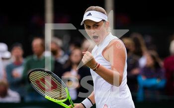 2021-06-30 - Jelena Ostapenko of Latvia in action against Leylah Fernandez of Canada during the first round of The Championships Wimbledon 2021, Grand Slam tennis tournament on June 30, 2021 at All England Lawn Tennis and Croquet Club in London, England - Photo Rob Prange / Spain DPPI / DPPI - WIMBLEDON 2021, GRAND SLAM TENNIS TOURNAMENT - INTERNATIONALS - TENNIS
