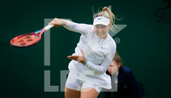 2021-06-30 - Donna Vekic of Croatia in action against Karolina Pliskova of the Czech Republic during the second round of The Championships Wimbledon 2021, Grand Slam tennis tournament on June 30, 2021 at All England Lawn Tennis and Croquet Club in London, England - Photo Rob Prange / Spain DPPI / DPPI - WIMBLEDON 2021, GRAND SLAM TENNIS TOURNAMENT - INTERNATIONALS - TENNIS
