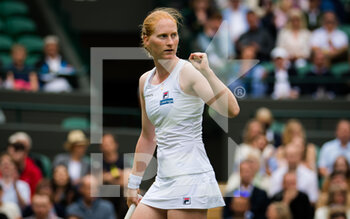 2021-07-01 - Alison Van Uytvanck of Belgium in action against Elina Svitolina of the Ukraine during the first round of The Championships Wimbledon 2021, Grand Slam tennis tournament on June 30, 2021 at All England Lawn Tennis and Croquet Club in London, England - Photo Rob Prange / Spain DPPI / DPPI - WIMBLEDON 2021, GRAND SLAM TENNIS TOURNAMENT - INTERNATIONALS - TENNIS