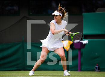2021-07-01 - Elina Svitolina of the Ukraine in action against Alison Van Uytvanck of Belgium during the first round of The Championships Wimbledon 2021, Grand Slam tennis tournament on June 30, 2021 at All England Lawn Tennis and Croquet Club in London, England - Photo Rob Prange / Spain DPPI / DPPI - WIMBLEDON 2021, GRAND SLAM TENNIS TOURNAMENT - INTERNATIONALS - TENNIS