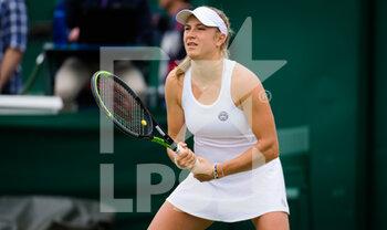 2021-07-01 - Ellen Perez of Australia in action against Clara Burel of France during the first round of The Championships Wimbledon 2021, Grand Slam tennis tournament on June 30, 2021 at All England Lawn Tennis and Croquet Club in London, England - Photo Rob Prange / Spain DPPI / DPPI - WIMBLEDON 2021, GRAND SLAM TENNIS TOURNAMENT - INTERNATIONALS - TENNIS