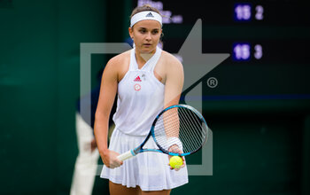 2021-07-01 - Clara Burel of France in action against Ellen Perez of Australia during the first round of The Championships Wimbledon 2021, Grand Slam tennis tournament on June 30, 2021 at All England Lawn Tennis and Croquet Club in London, England - Photo Rob Prange / Spain DPPI / DPPI - WIMBLEDON 2021, GRAND SLAM TENNIS TOURNAMENT - INTERNATIONALS - TENNIS