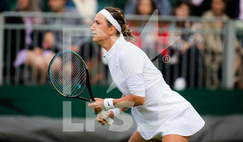 2021-07-01 - Victoria Azarenka of Belarus in action against Kateryna Kozlova of Ukraine during the first round of The Championships Wimbledon 2021, Grand Slam tennis tournament on June 30, 2021 at All England Lawn Tennis and Croquet Club in London, England - Photo Rob Prange / Spain DPPI / DPPI - WIMBLEDON 2021, GRAND SLAM TENNIS TOURNAMENT - INTERNATIONALS - TENNIS