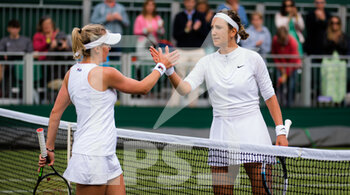 2021-07-01 - Kateryna Kozlova of Ukraine and Victoria Azarenka of Belarus at the net during the first round of The Championships Wimbledon 2021, Grand Slam tennis tournament on June 30, 2021 at All England Lawn Tennis and Croquet Club in London, England - Photo Rob Prange / Spain DPPI / DPPI - WIMBLEDON 2021, GRAND SLAM TENNIS TOURNAMENT - INTERNATIONALS - TENNIS