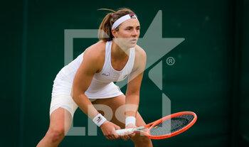 2021-07-01 - Nadia Podoroska of Argentina in action against Tereza Martincova of the Czech Republic during the second round of The Championships Wimbledon 2021, Grand Slam tennis tournament on June 30, 2021 at All England Lawn Tennis and Croquet Club in London, England - Photo Rob Prange / Spain DPPI / DPPI - WIMBLEDON 2021, GRAND SLAM TENNIS TOURNAMENT - INTERNATIONALS - TENNIS