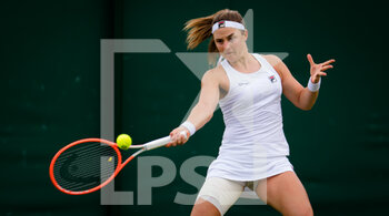 2021-07-01 - Nadia Podoroska of Argentina in action against Tereza Martincova of the Czech Republic during the second round of The Championships Wimbledon 2021, Grand Slam tennis tournament on June 30, 2021 at All England Lawn Tennis and Croquet Club in London, England - Photo Rob Prange / Spain DPPI / DPPI - WIMBLEDON 2021, GRAND SLAM TENNIS TOURNAMENT - INTERNATIONALS - TENNIS