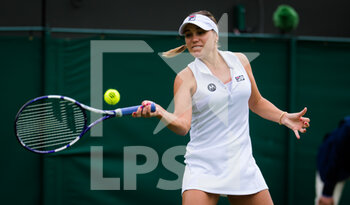 2021-07-01 - Sofia Kenin of the United States in action against Madison Brengle of the United States during the second round of The Championships Wimbledon 2021, Grand Slam tennis tournament on June 30, 2021 at All England Lawn Tennis and Croquet Club in London, England - Photo Rob Prange / Spain DPPI / DPPI - WIMBLEDON 2021, GRAND SLAM TENNIS TOURNAMENT - INTERNATIONALS - TENNIS