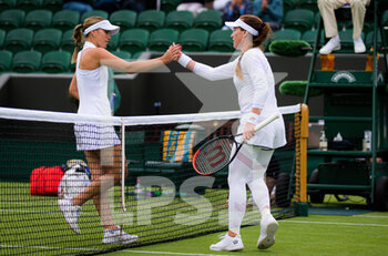2021-07-01 - Sofia Kenin and Madison Brengle of the United States at the net during the second round of The Championships Wimbledon 2021, Grand Slam tennis tournament on June 30, 2021 at All England Lawn Tennis and Croquet Club in London, England - Photo Rob Prange / Spain DPPI / DPPI - WIMBLEDON 2021, GRAND SLAM TENNIS TOURNAMENT - INTERNATIONALS - TENNIS