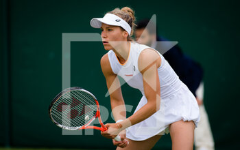 2021-07-01 - Viktorija Golubic of Switzeland in action against Danielle Collins of United States during the second round of The Championships Wimbledon 2021, Grand Slam tennis tournament on June 30, 2021 at All England Lawn Tennis and Croquet Club in London, England - Photo Rob Prange / Spain DPPI / DPPI - WIMBLEDON 2021, GRAND SLAM TENNIS TOURNAMENT - INTERNATIONALS - TENNIS