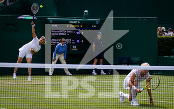 2021-07-01 - Sania Mirza of India and Bethanie Mattek-Sands of the United States playing doubles at The Championships Wimbledon 2021, Grand Slam tennis tournament on July 1, 2021 at All England Lawn Tennis and Croquet Club in London, England - Photo Rob Prange / Spain DPPI / DPPI - WIMBLEDON 2021, GRAND SLAM TENNIS TOURNAMENT - INTERNATIONALS - TENNIS