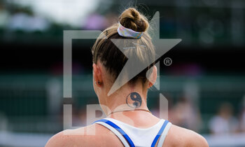 2021-07-01 - Kristyna Pliskova of the Czech Republic, tatoo illustration, in action against Anastasia Pavlyuchenkova of Russia during the second round of The Championships Wimbledon 2021, Grand Slam tennis tournament on July 1, 2021 at All England Lawn Tennis and Croquet Club in London, England - Photo Rob Prange / Spain DPPI / DPPI - WIMBLEDON 2021, GRAND SLAM TENNIS TOURNAMENT - INTERNATIONALS - TENNIS