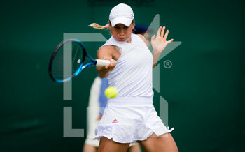 2021-07-01 - Yulia Putintseva of Kazakhstan in action against Paula Badosa of Spain during the second round of The Championships Wimbledon 2021, Grand Slam tennis tournament on July 1, 2021 at All England Lawn Tennis and Croquet Club in London, England - Photo Rob Prange / Spain DPPI / DPPI - WIMBLEDON 2021, GRAND SLAM TENNIS TOURNAMENT - INTERNATIONALS - TENNIS