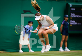 2021-07-01 - Paula Badosa of Spain in action against Yulia Putintseva of Kazakhstan during the second round of The Championships Wimbledon 2021, Grand Slam tennis tournament on July 1, 2021 at All England Lawn Tennis and Croquet Club in London, England - Photo Rob Prange / Spain DPPI / DPPI - WIMBLEDON 2021, GRAND SLAM TENNIS TOURNAMENT - INTERNATIONALS - TENNIS