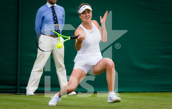 2021-07-01 - Elina Svitolina of the Ukraine in action against Magda Linette of Poland during the second round of The Championships Wimbledon 2021, Grand Slam tennis tournament on July 1, 2021 at All England Lawn Tennis and Croquet Club in London, England - Photo Rob Prange / Spain DPPI / DPPI - WIMBLEDON 2021, GRAND SLAM TENNIS TOURNAMENT - INTERNATIONALS - TENNIS