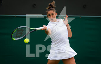 2021-07-01 - Sara Sorribes Tormo of Spain in action against Angelique Kerber of Germany during the second round of The Championships Wimbledon 2021, Grand Slam tennis tournament on July 1, 2021 at All England Lawn Tennis and Croquet Club in London, England - Photo Rob Prange / Spain DPPI / DPPI - WIMBLEDON 2021, GRAND SLAM TENNIS TOURNAMENT - INTERNATIONALS - TENNIS